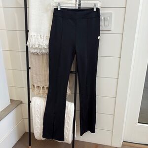Vuori Split Flare Performance Pant. Size M. Color - Black.